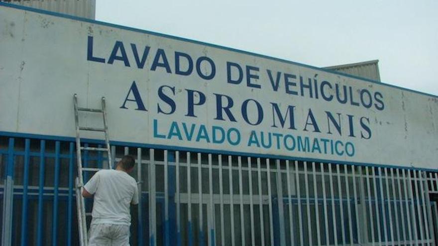 Servicio de lavado de vehículos en la calle Ferreteros de Aspromanis.