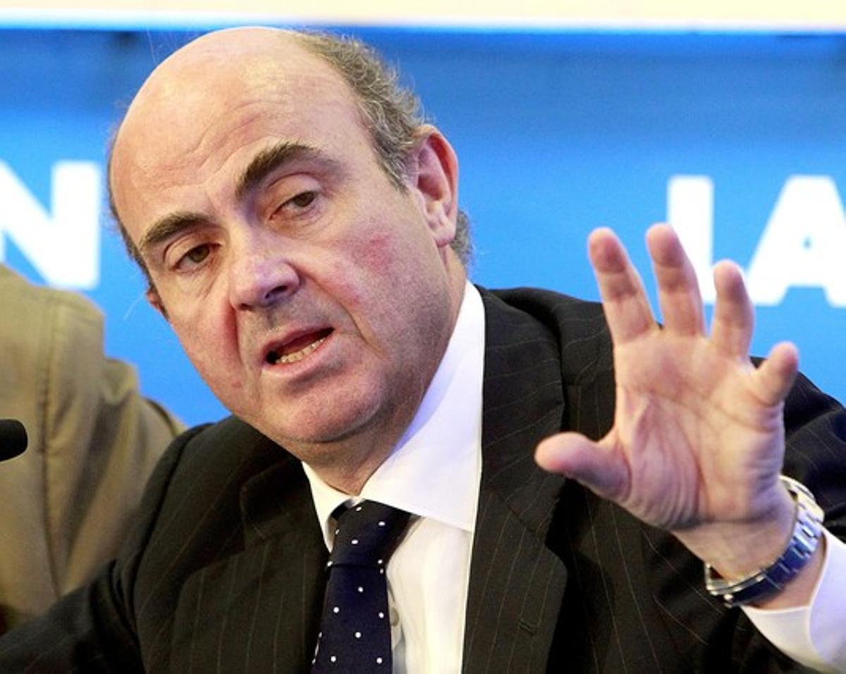 El ministre d’Economia, Luis de Guindos, durant una conferència, el 26 de juliol a Madrid. El ministre d’Economia, Luis de Guindos, durant una conferència, el 26 de juliol a Madrid.
