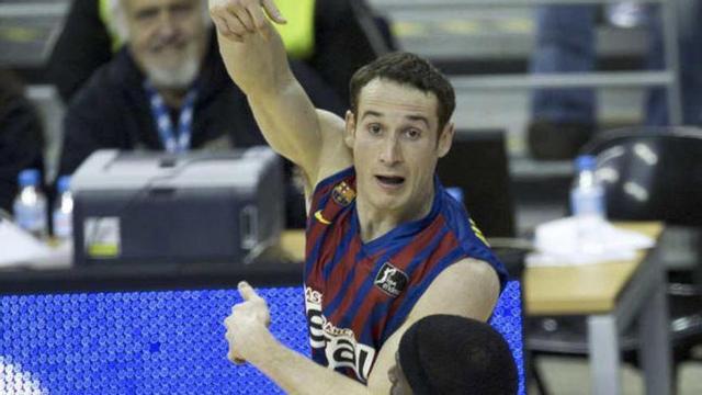 El base brasileño del Barcelona Marcelinho Huertas pasa el balón ante el pívot del Lucentum Mohamed Koné.