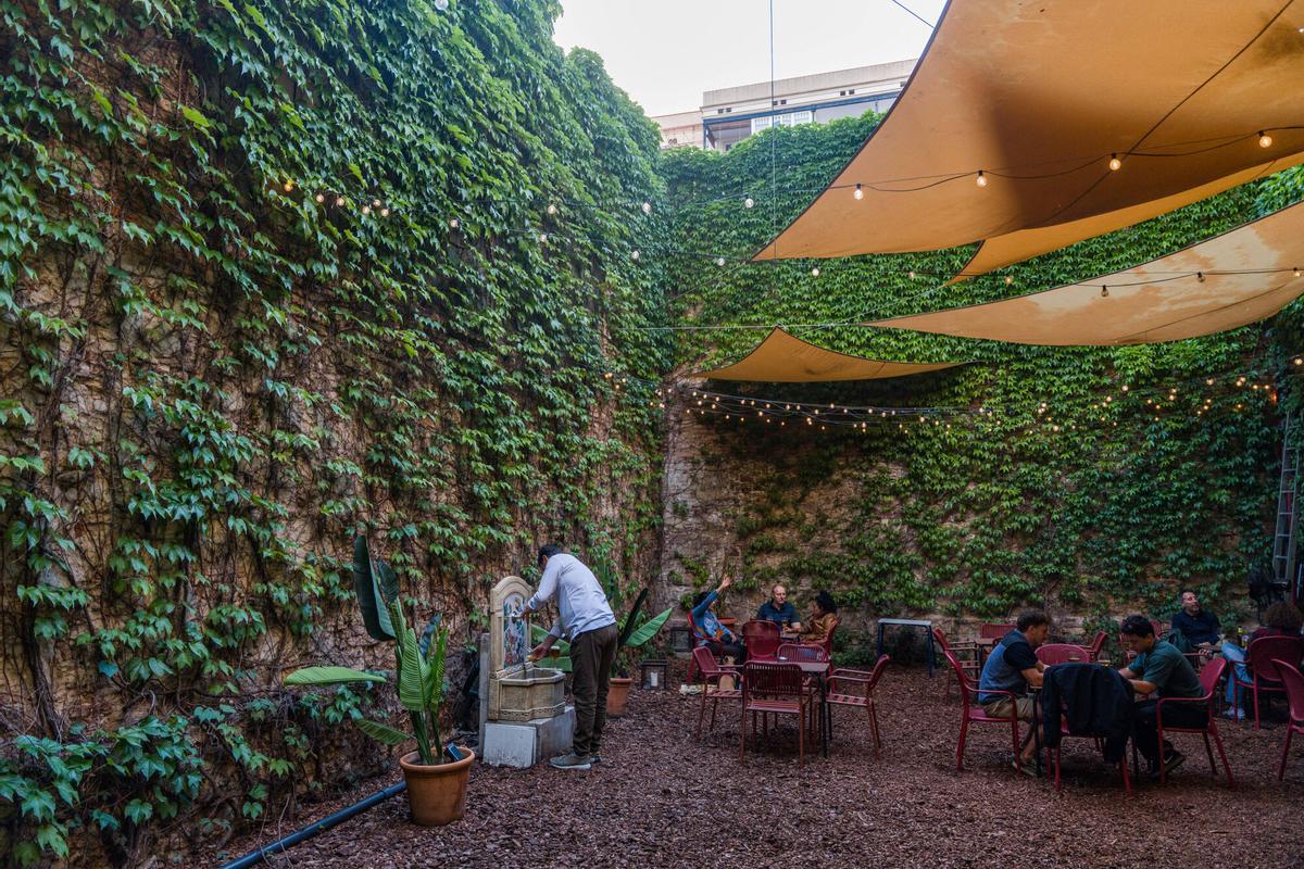 Barcelona. 21/04/2026. On Barcelona. Terraza con jardín y fuente de cervez en la Cerveseria La Barcelonesa. AUTOR: Marc Asensio Barcelona, Catalunya, España, La Barcelonesa, cerveza, cervecería, restauración, restaurante, terraza, jardín