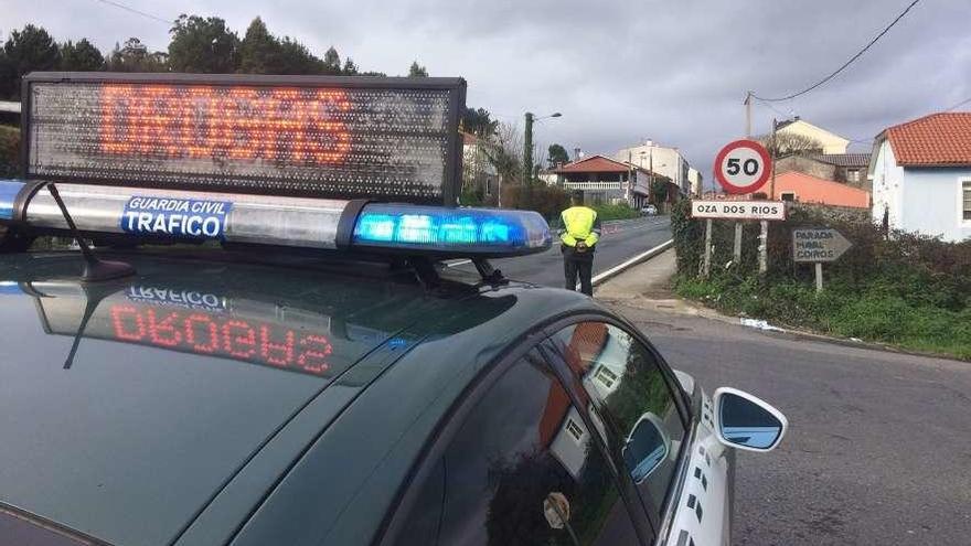 Una patrulla de la Guardia Civil durante un control de alcohol y drogas.