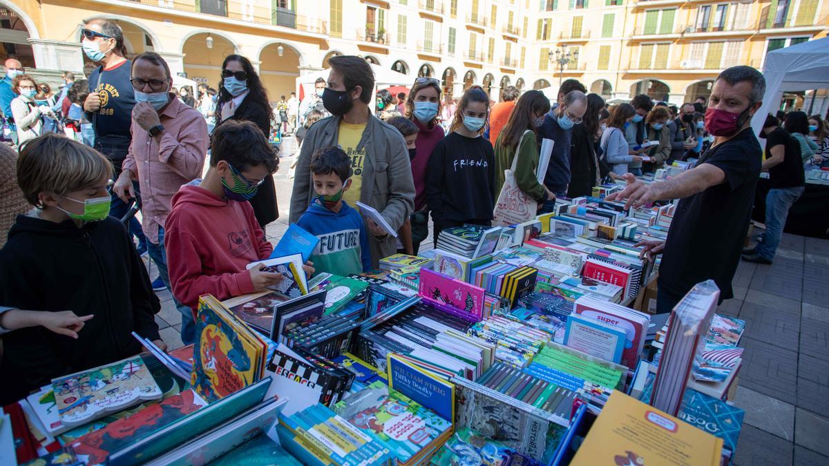 Sant Jordi arranca en Palma animado y con buen ritmo de ventas