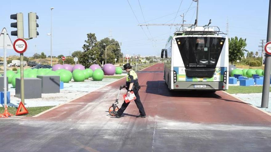 Un turismo choca contra el tram en la avenida del mar