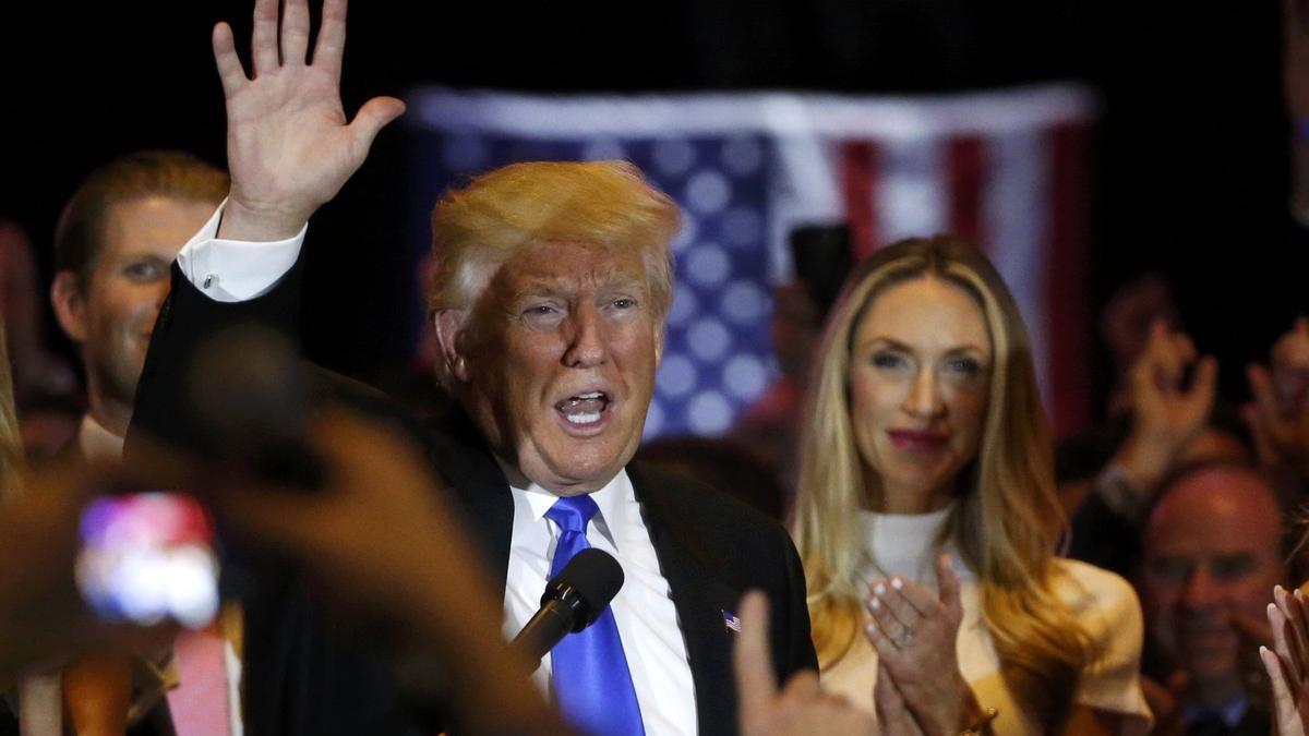 Donald Trump saluda a sus seguidores tras ganar las primarias de Indiana, esta semana.
