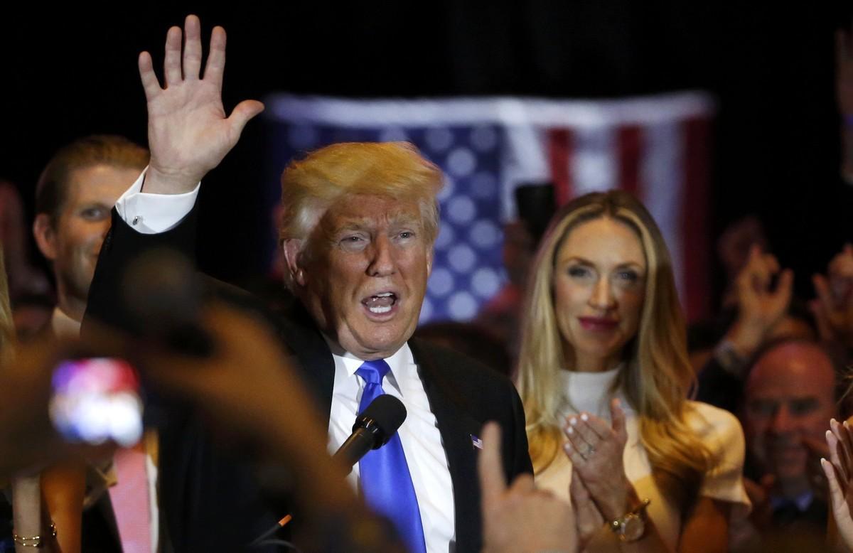 Republican U.S. presidential candidate and businessman Donald Trump waves after speaking to supporters after his rival, Senator Ted Cruz, dropped out of the race for the Republican nomintion following the results of the Indiana state primary, at Trump Tower in Manhattan, New York, U.S., May 3, 2016. REUTERS/Lucas Jackson