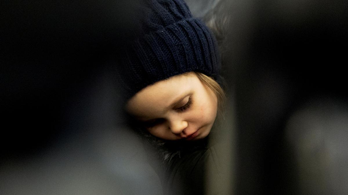 Una niña refugiada ucraniana en el avión que la lleva desde Rumanía a Israel.