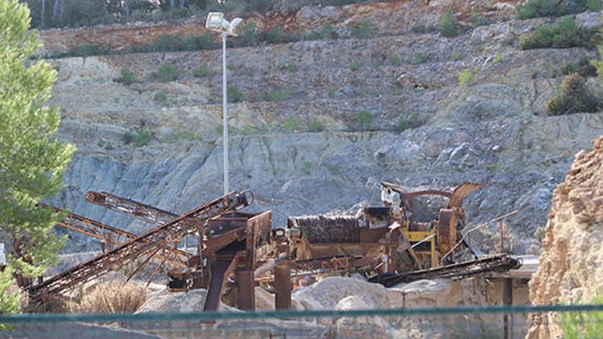 La máquina trituradora, en primer plano, y, al fondo, los bancales de la cantera de Sant Miquel.