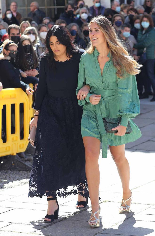 Marina Gómez de Baeza junto a Sarah Daisey Clark en la boda de Isabelle Junot y Álvaro Falcó