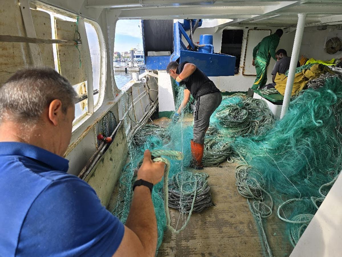 Las entrañas del «Día de Reyes», que con un arqueo de 44 toneladas y 18 metros de eslora, es el barco más grande de cuantos participan en la campaña desde el puerto de O Grove.