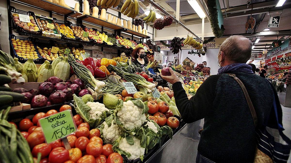 Un puesto de frutas y verduras en el mercado de La Laguna. | | MARÍA PISACA