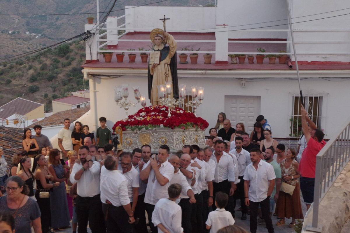 Las calles de Olías vivieron la procesión de San Vicente Ferrer, una cita en la que sus vecinos rindieron culto a su patrón por las estrechas calles del núcleo. Las calles de Olías vivieron la procesión de San Vicente Ferrer, una cita en la que sus vecinos rindieron culto a su patrón por las estrechas calles del núcleo.