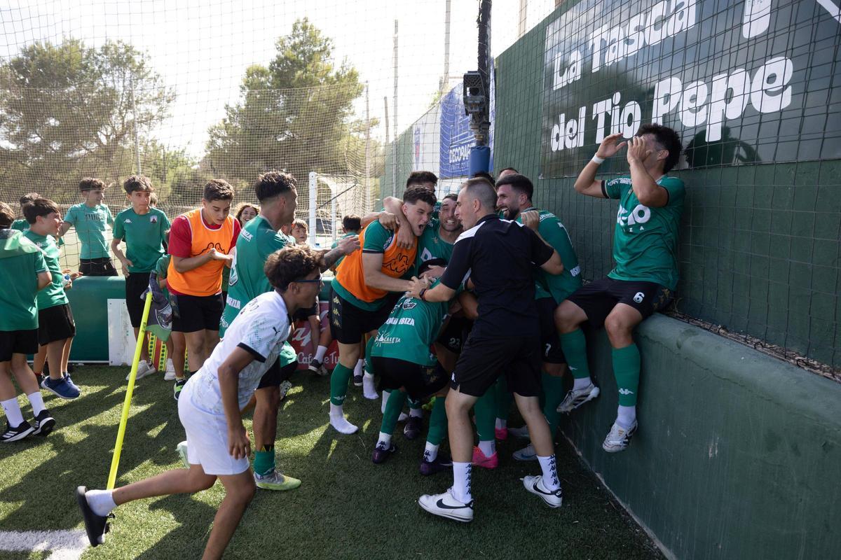Mira todas las imágenes del triunfo del PE Sant Jordi para ascender a Tercera RFEF