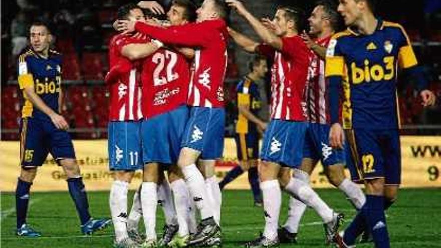 Els jugadors del Girona s&#039;abracen després d&#039;un dels quatre gols marcats aquest curs al Ponferradina.