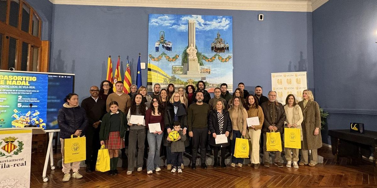 Foto de familia de autoridades, representantes del Villarreal CF y premiados en la campaña de Navidad para impulsar el comercio local.