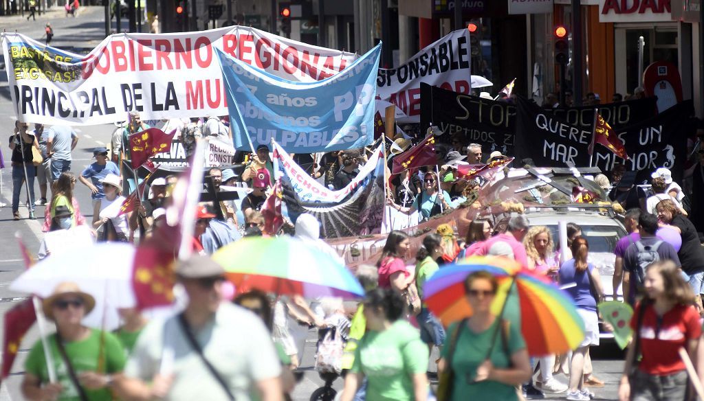 Las mareas se echan a la calle en el Día de la Región de Murcia