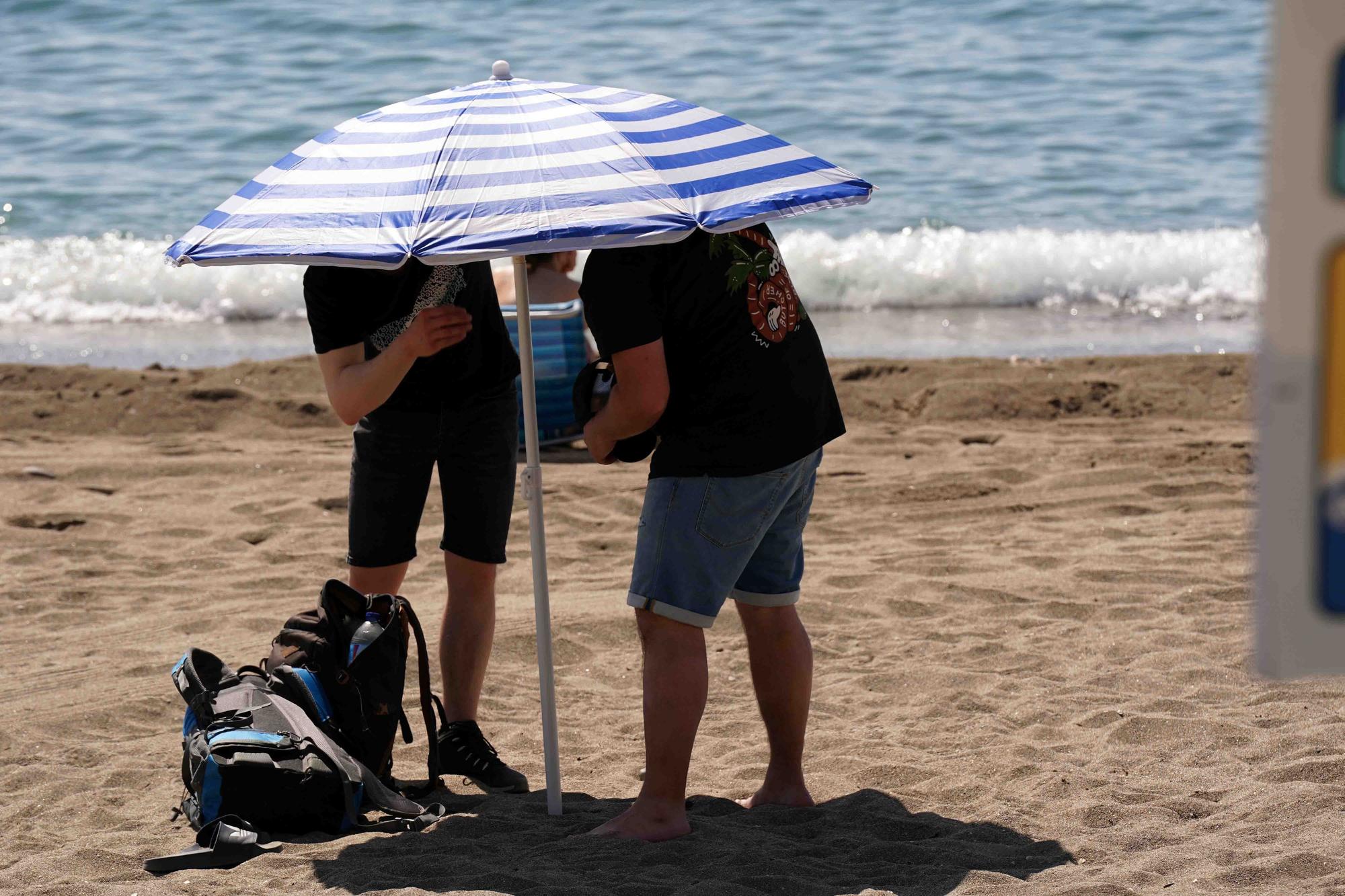 Calor en Málaga en el mes de abril. Bañistas en la playa de La Malagueta y turistas en el Centro de la ciudad, que supera los 28 grados.