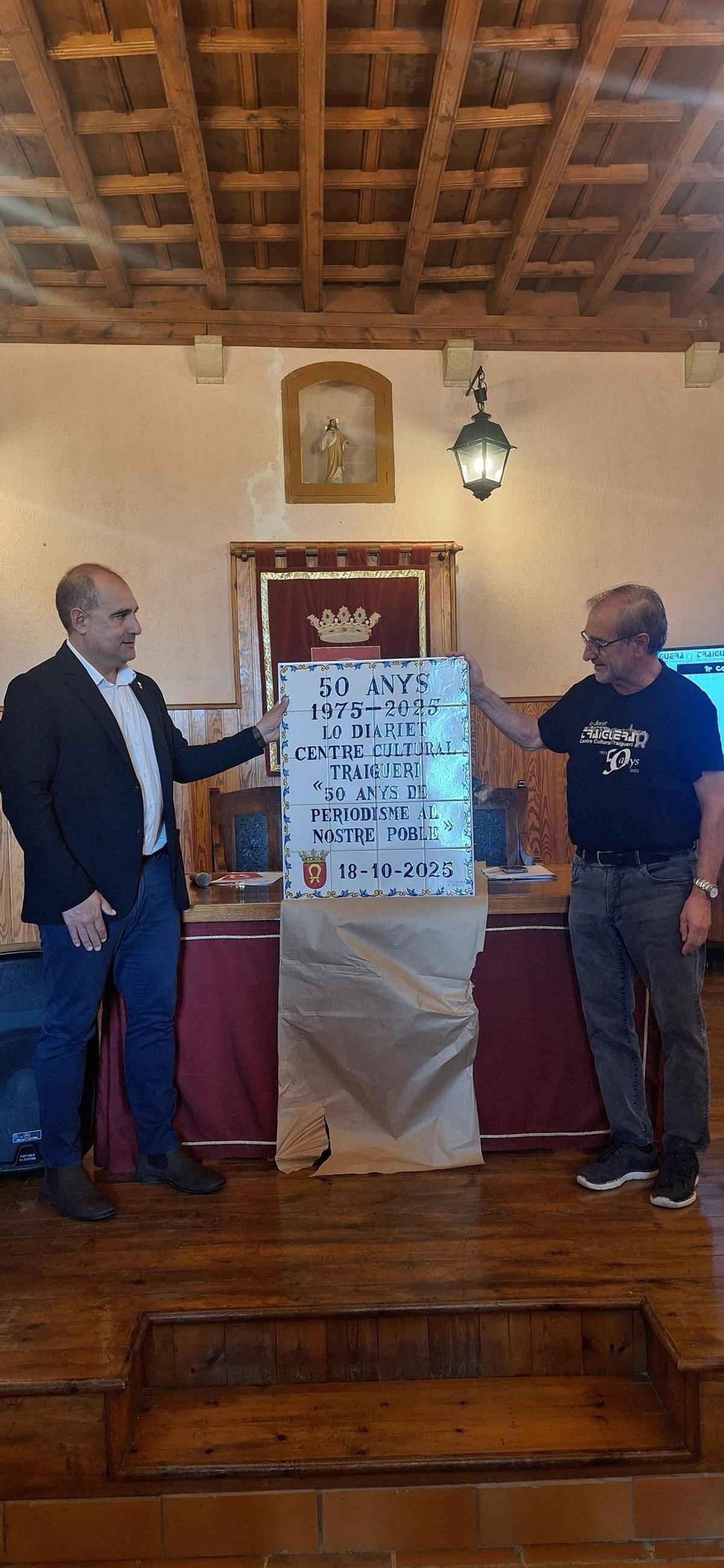 El alcalde, Javier Ferrer, entregó un mosaico cerámico conmemorativo por el aniversario.