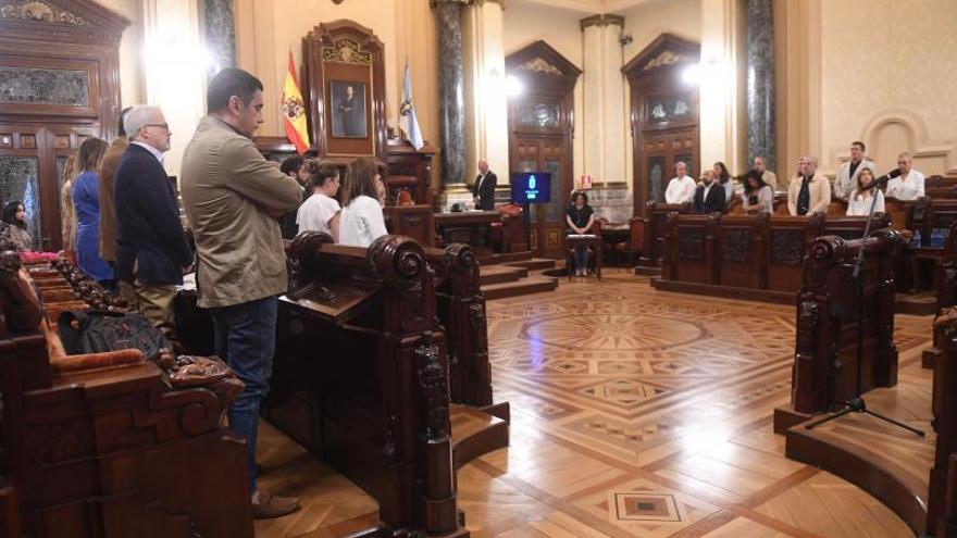 Silencio por 28 fallecidas. Las sesiones plenarias empiezan con un minuto de silencio por cada víctima de violencia machista desde la anterior sesión, y ayer, primer pleno ordinario desde mayo, fueron 28. La alcaldesa, Inés Rey, señaló al final del largo silencio que “ellas no volverán a hablar nunca más” y recordó la canción contra la violencia de género Se acabó, de la cantante fallecida ayer María Jiménez. El líder del PP, Miguel Lorenzo, llamó al “trabajo colectivo” de la sociedad este problema social, mientras que el portavoz del BNG, Francisco Jorquera, resaltó la “gravedad del terrorismo machista”. | CARLOS PARDELLAS