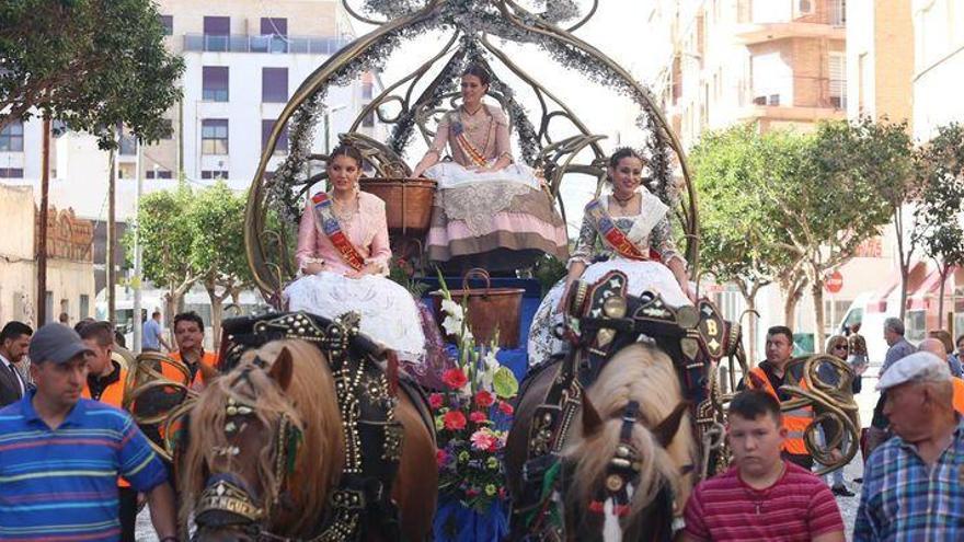 Tradición y crítica dan forma a la cabalgata del Pregó de Almassora