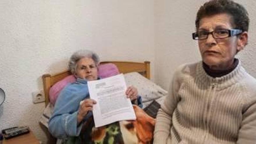 La denunciante junto a su madre sosteniendo ayer el escrito presentado ante el juzgado.