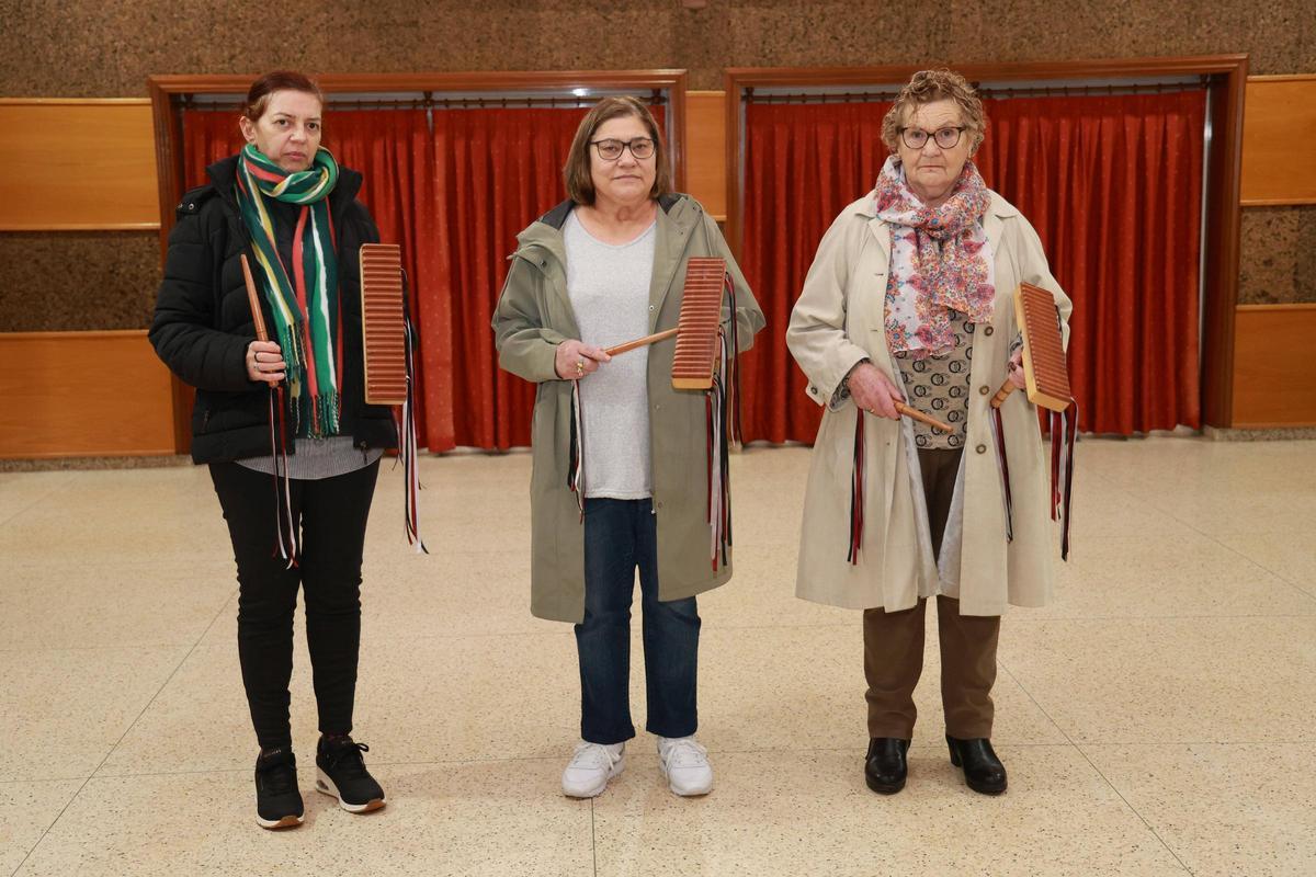 María del Carmen Costas, Teresa Do Espiritusanto e Rosa Quintas, «rondalleiras» de Chaín, cos roncos.