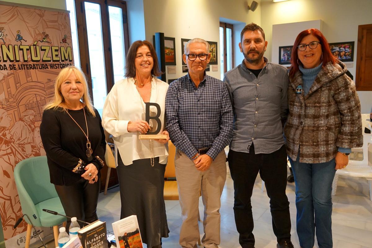 Almudena Torrego y 'El alfabeto de los dioses&quot;, premio autora emergente.