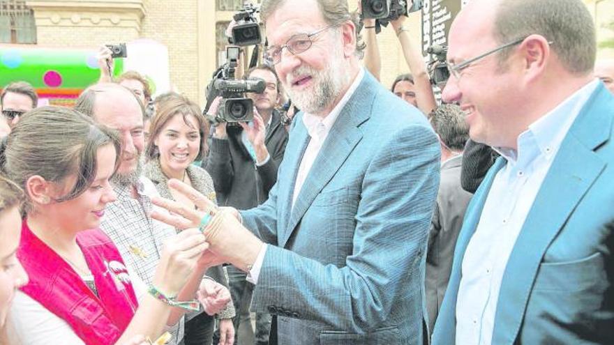 Mariano Rajoy rep una polsera d&#039;una simpatitzant durant la seva visita a Múrcia