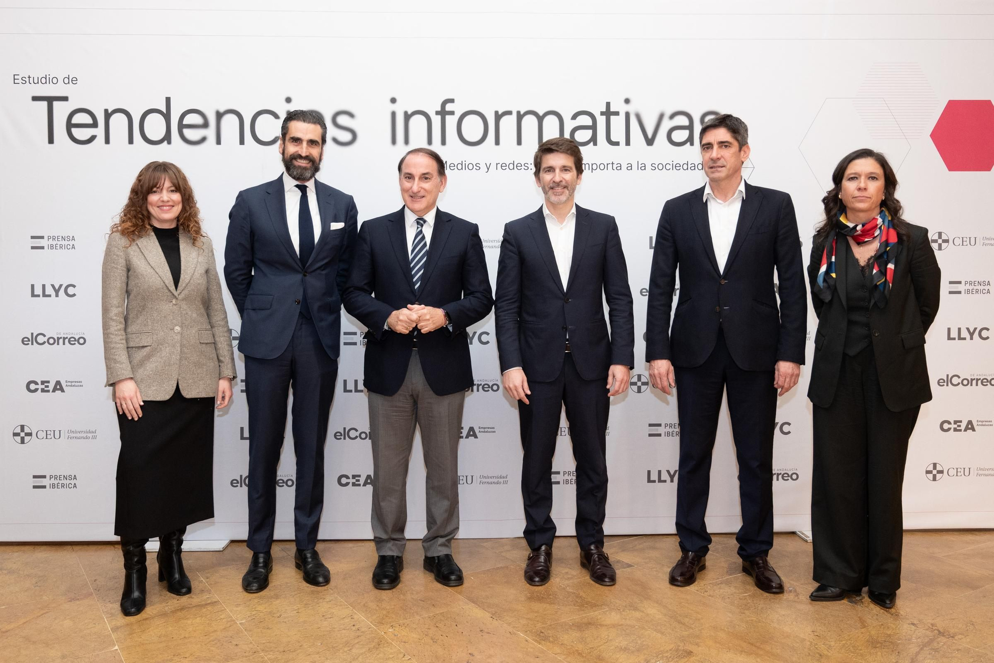 De izquierda a derecha: Bárbara Guillén, directora estrategia de Negocio de LLYC Europa; Iñaki Ortega, director general de LLYC Madrid; Javier González de Lara, presidente CEA; Sergi Guillot, director general Prensa Ibérica, Andrés Sánchez, director general Prensa Ibérica en  Comunidad Valenciana, Murcia y Andalucía; Isabel Morillo, directora de El Correo de Andalucía.