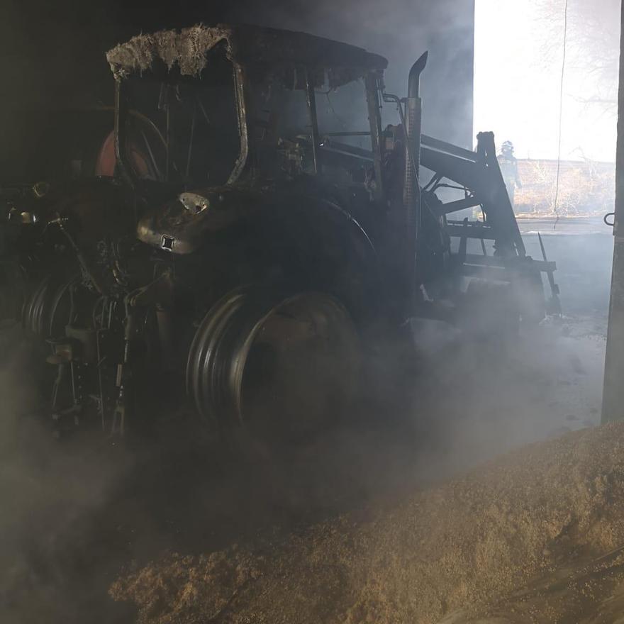 Tractor calcinado en el incendio de Guarrate