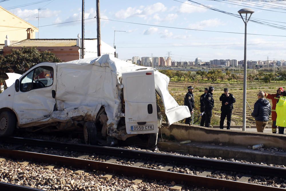 El metro arrolla una furgoneta en Paterna