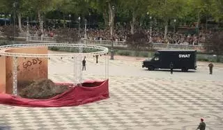 Se forma el 'Kaos' en la Plaza de España de Sevilla con la nueva serie de Netflix