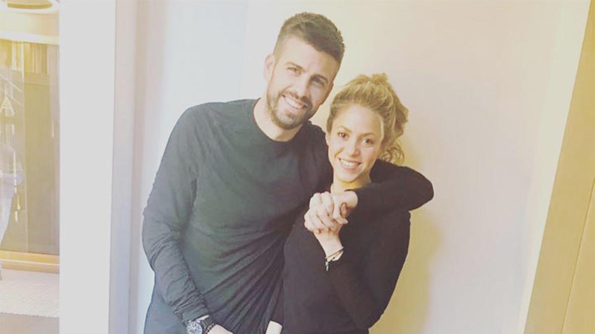 'Couple twinning': Piqué y Shakira con look negro y 'sneakers' rojas