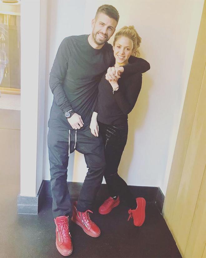 'Couple twinning': Piqué y Shakira con look negro y 'sneakers' rojas