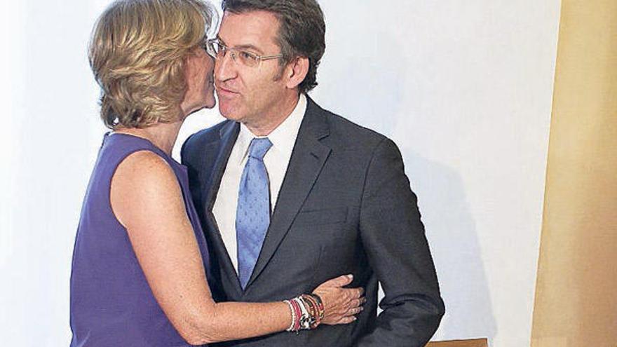 Esperanza Aguirre y Feijóo se saludan tras un acto.  // Paco Campos/Efe