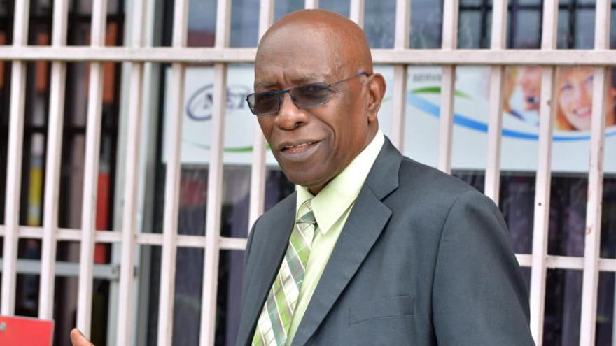 Jack Warner sale de prisión en ambulancia