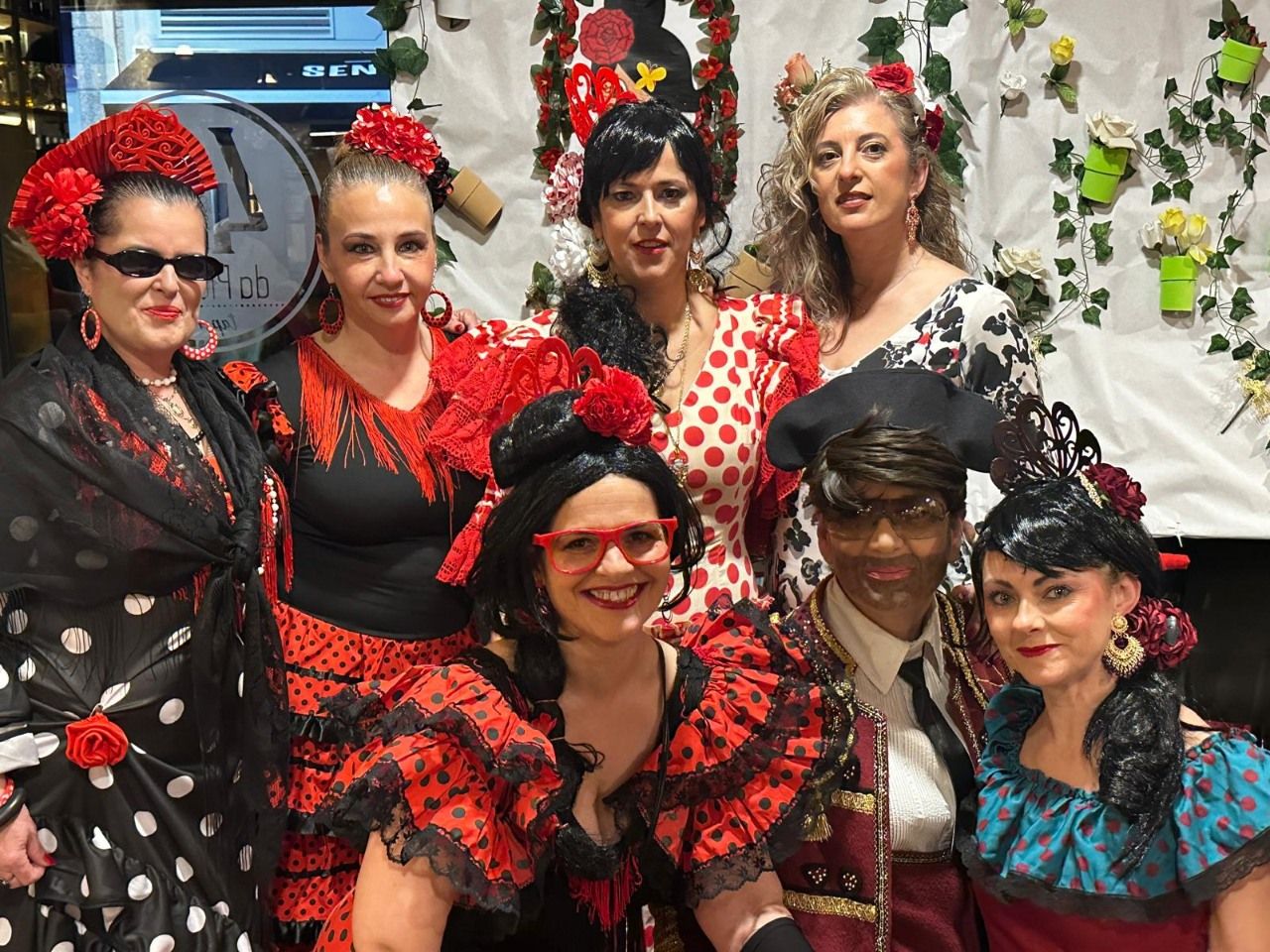 Asistentes a la fiesta de carnaval en el restaurante O 48 da Platería.