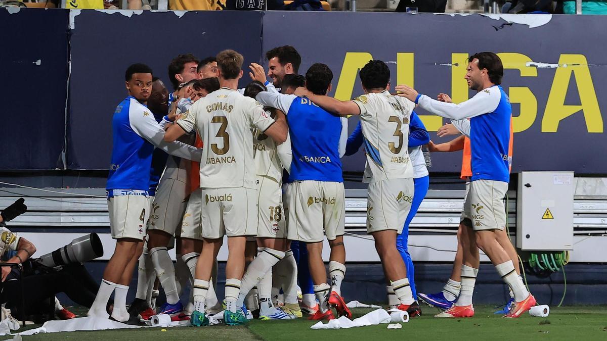 Los jugadores del Deportivo celebran el gol en Cádiz