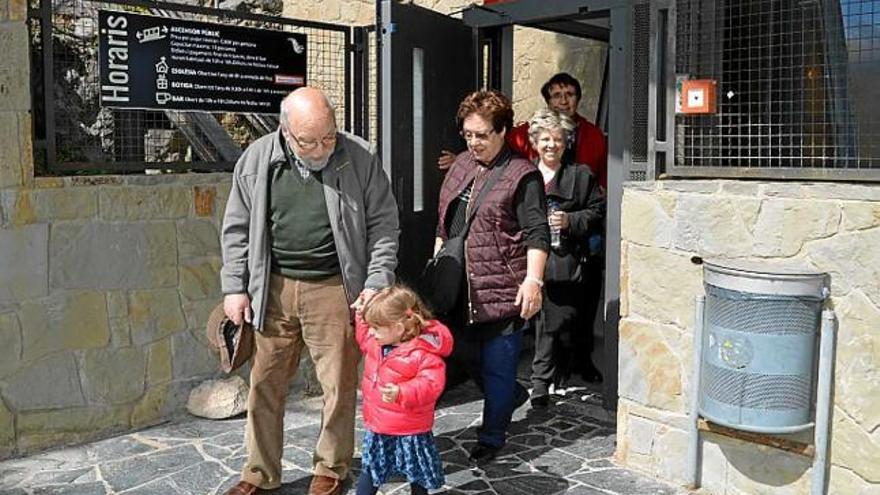 L&#039;historiador Josep Noguera amb familiars, sortint ahir de l&#039;ascensor