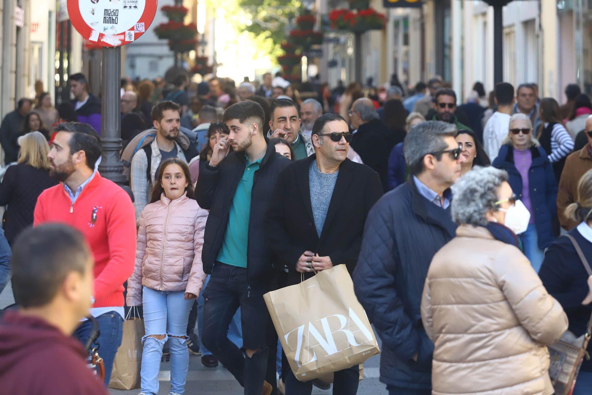 Colas y "mucha venta" en los comercios de Córdoba durante el festivo