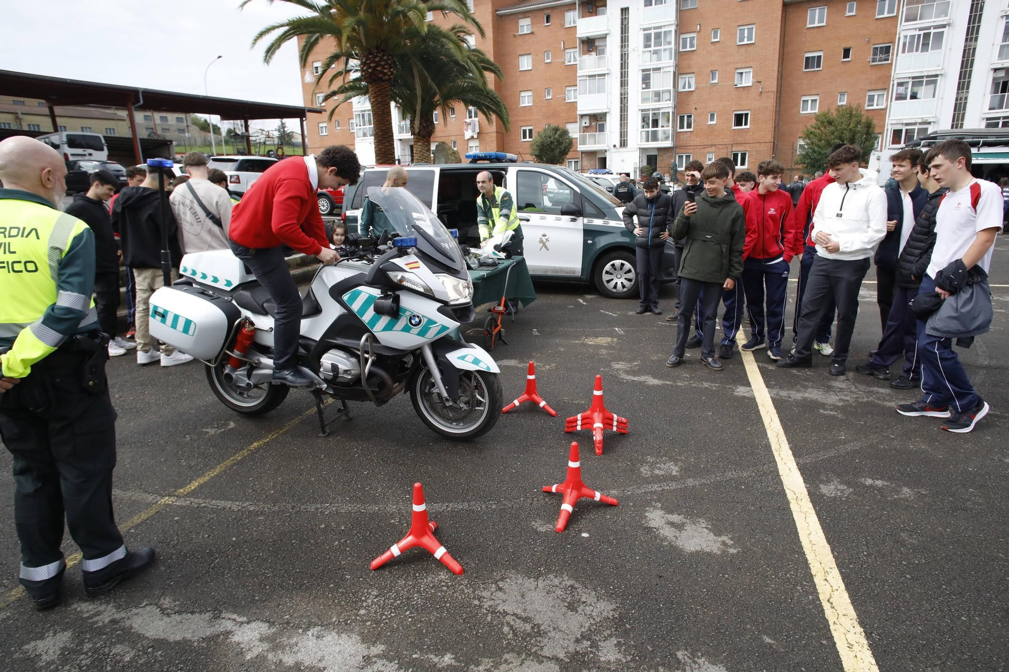 En imágenes: Los alumnos del Corazón de María de Gijón conocen cómo funciona cada unidad de la Guardia Civil