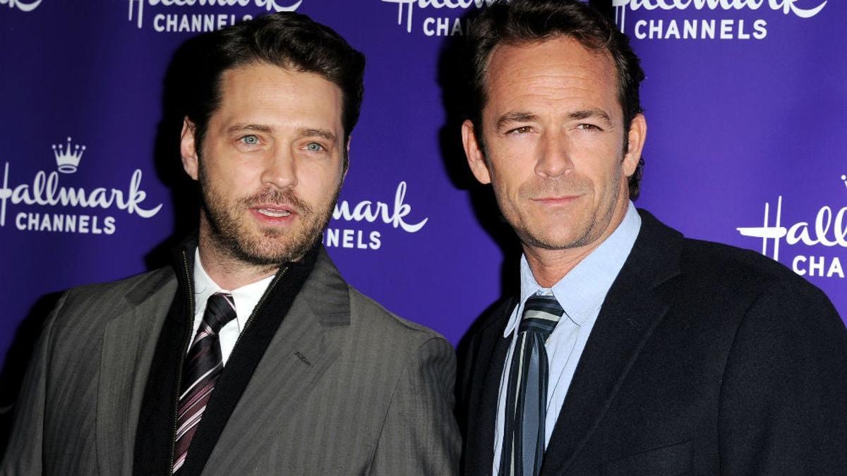 Jason Priestley y Luke Perry han mantenido una amistad de casi 3 décadas desde que coincidieron en 'Sensación de vivir'