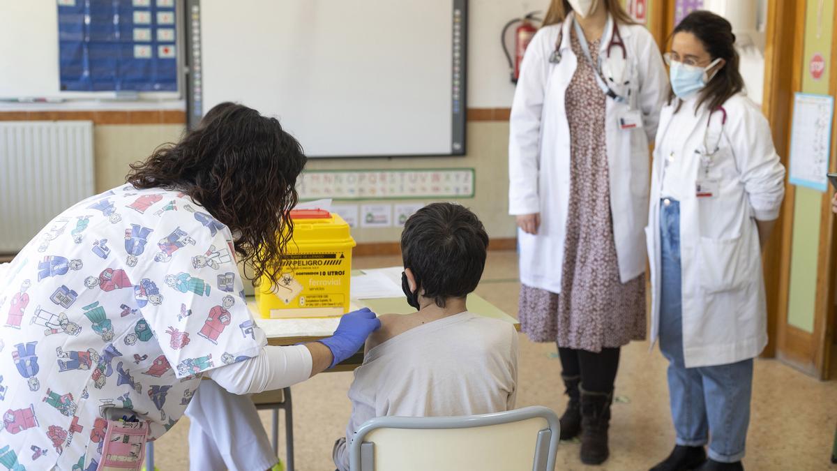 Inicio del proceso de vacunación contra la Covid19 en centros escolares de Castelló. En la imagen el CEIP Soler i Godes.