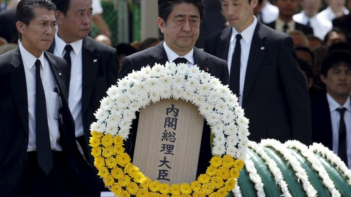 El primer ministro de Japón, Shinzo Abe, hace una ofrenda floral en memoria de las víctimas de la bomba atómica lanzada en Nagasaki en 1945.