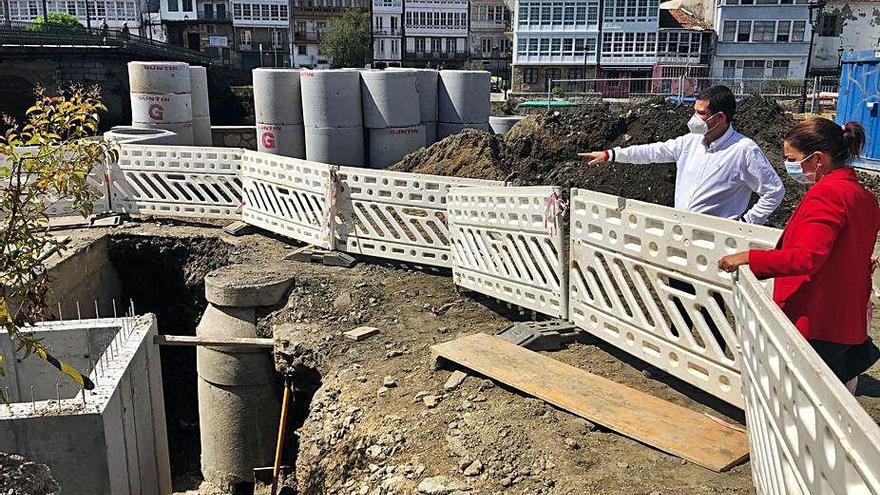 La alcaldesa y el concejal de Obras, ayer, durante su visita a las obras.