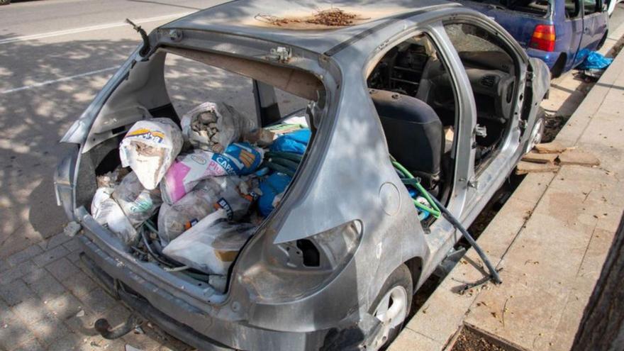 Quejas de los promotores por los coches abandonados y la suciedad