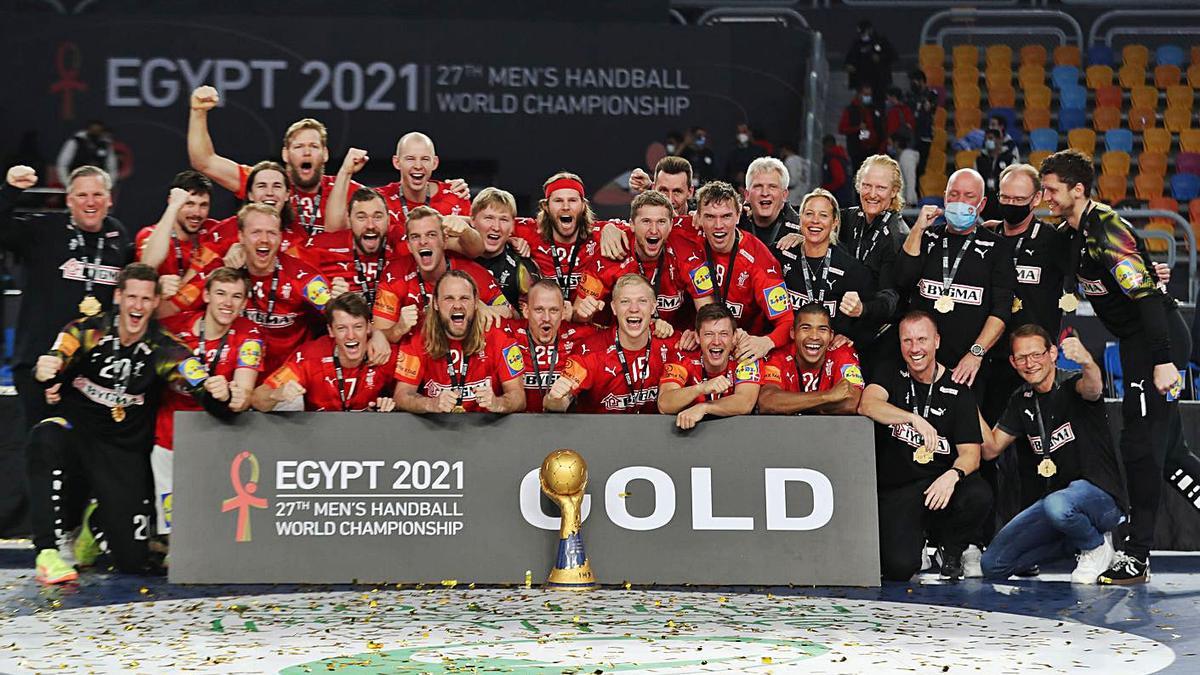 La selección danesa de balonmano celebra la consecución del título mundial. |  // REUTERS