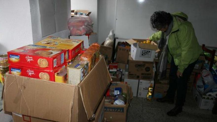 La concejala de Castropol Teresa Dorado, con los alimentos del año pasado.