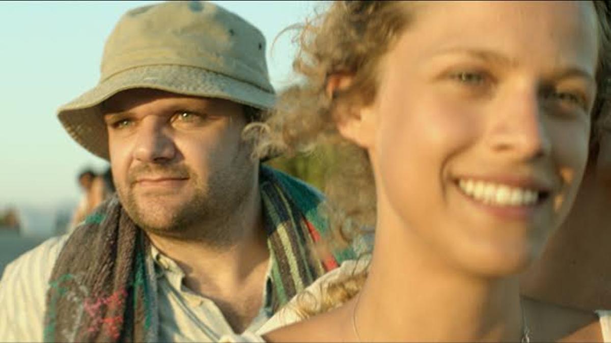 Los protagonistas de "Suntan".