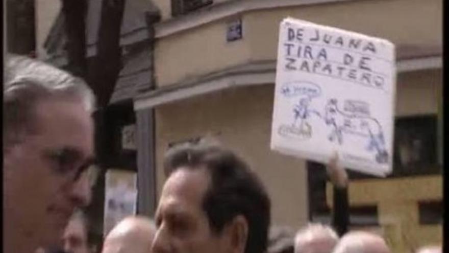 Un centenar de manifestantes piden la dimisión de Zapatero