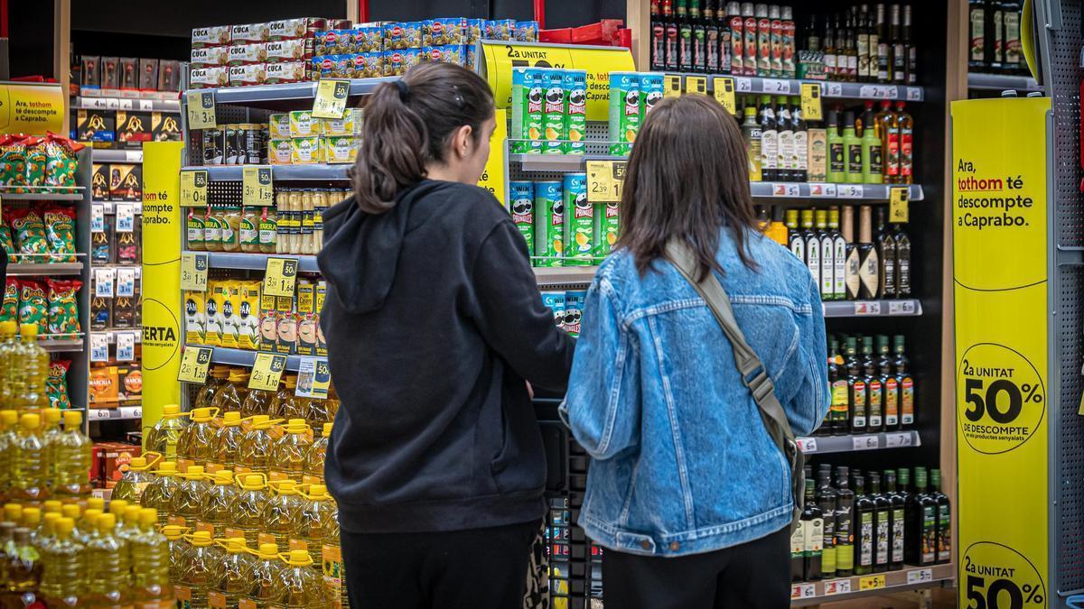 Dos compradoras en un supermercado de Barcelona, en una imagen de archivo.